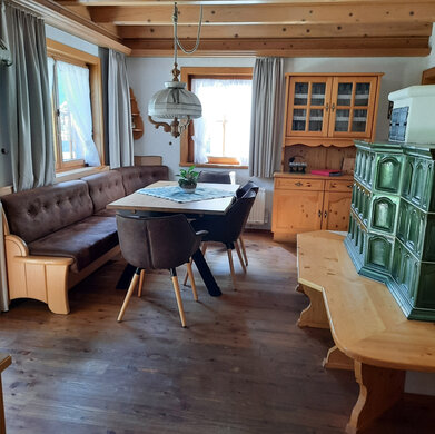 Speisezimmer mit Kachelofen Speisezimmer mit Kachelofen