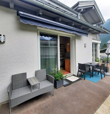 Terrasse mit Sitzmöbeln